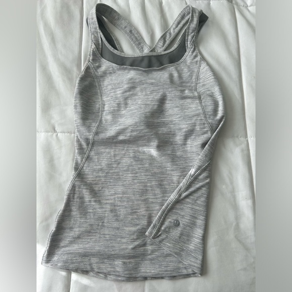 Women’s Lululemon Workout Top Sz. 4 - Picture 2 of 4